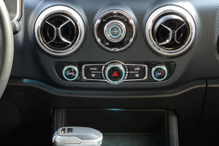 北京BJ40 2023款 2.0T 自动四驱城市猎人版侠客型中控内饰7002