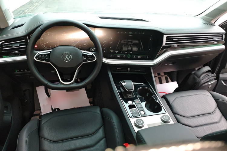 大众 途锐 2021款 3.0TSI 锐享版 曜黑运动套装中控内饰12