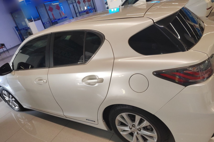 雷克萨斯CT 2014款 CT200h 精英版 单色车身外观4