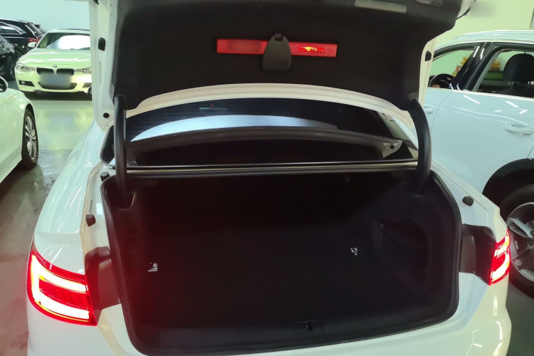 奥迪A4L 2018款 30周年年型 40 TFSI 时尚型机舱底盘23