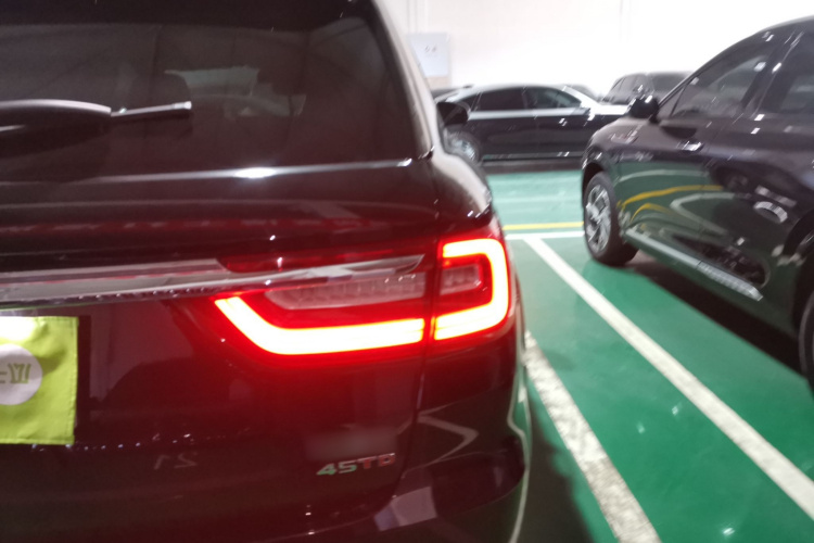 红旗HS7 2021款 2.0T DCT两驱智联旗享版车身外观9