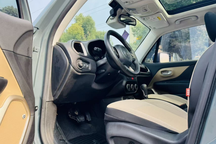 Jeep 自由侠 2016款 2.0L 自动四驱75周年致敬版中控内饰7001