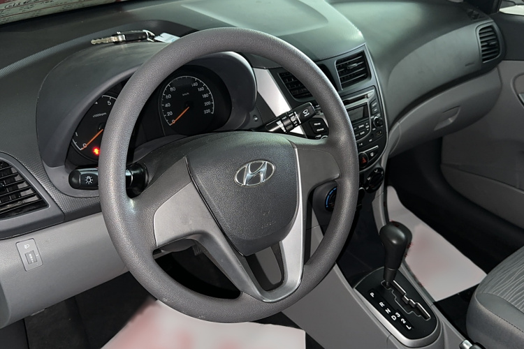 现代 瑞纳 2014款 1.4L 自动智能型GLS局部细节13