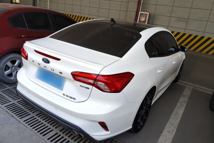 福特 福克斯 2019款 三厢 EcoBoost 180 自动ST Line车身外观7