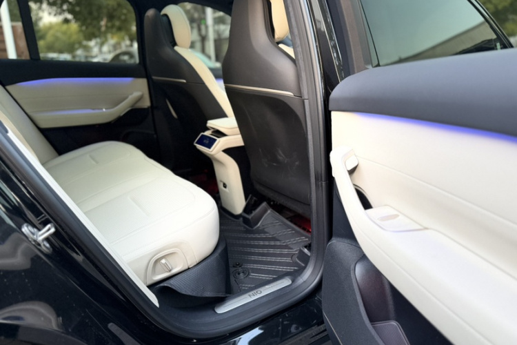 蔚来ES6 2024款 75kWh中控内饰7002