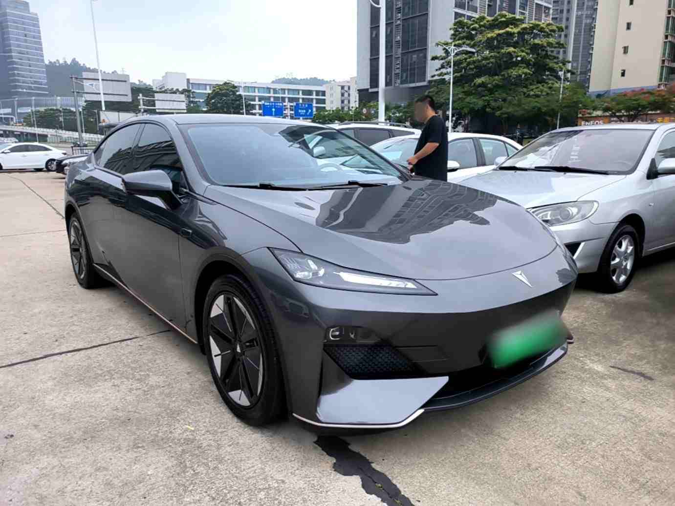 车辆右前45度外观展示