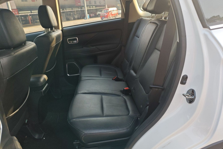 三菱 欧蓝德 2018款 2.4L 四驱豪华版 7座中控内饰21