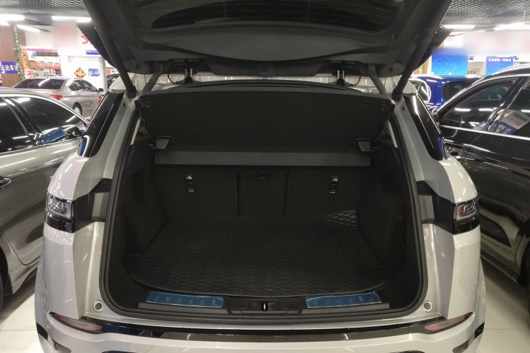 路虎 揽胜极光 2022款 极光L 249PS R-Dynamic 豪华版机舱底盘23