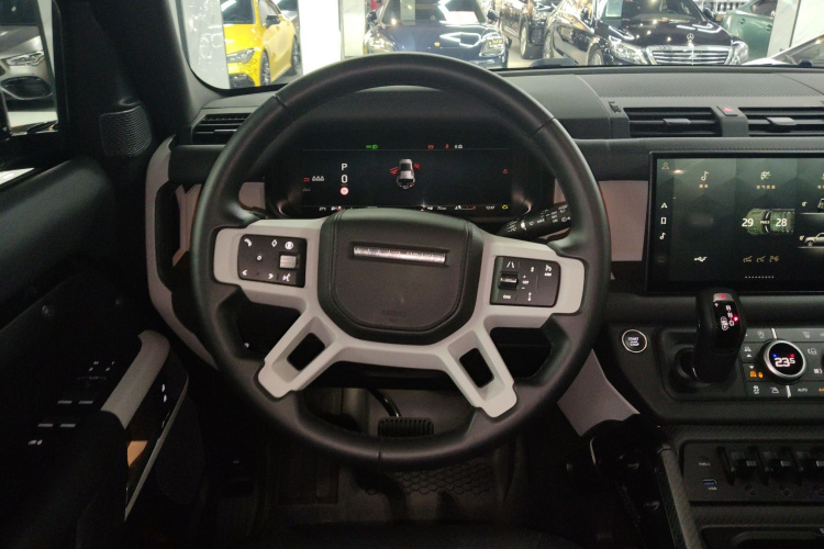 路虎卫士 2024款 110 3.0T P400 暗黑特别版中控内饰13