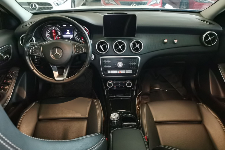 奔驰GLA 2018款 GLA 200 时尚型中控内饰12