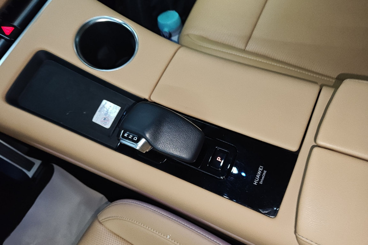 鸿蒙智行 问界M5 2022款 增程四驱性能版局部细节18