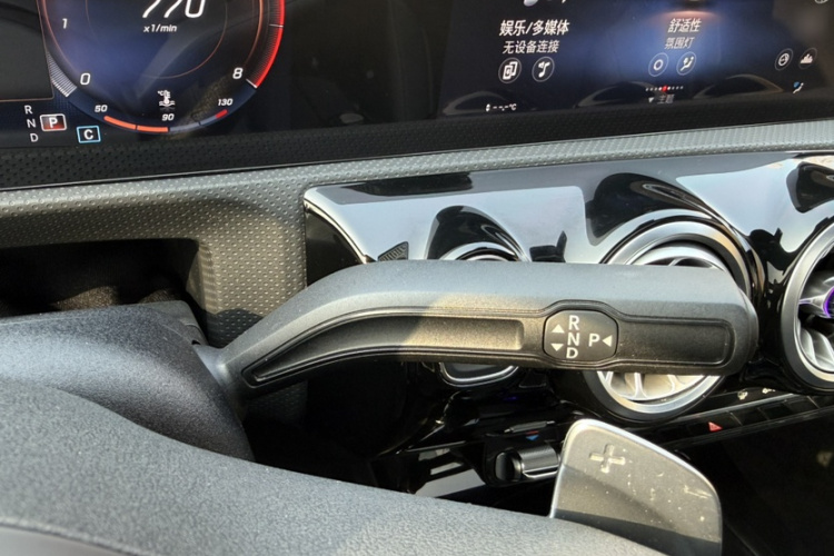 奔驰A级 2022款 改款三 A 200 L 运动轿车时尚型局部细节18