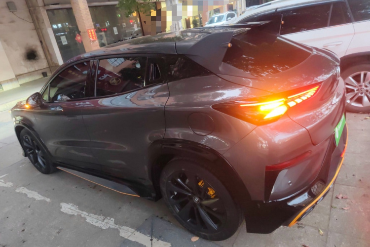 长安UNI-T 2022款 1.5T 运动版 尊贵型车身外观6003