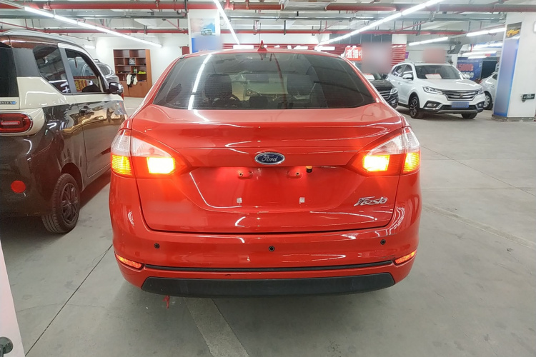 福特 嘉年华 2013款 三厢 1.5L 手动风尚型车身外观6