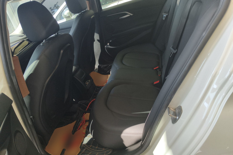 宝马1系 2019款 118i 时尚型中控内饰21