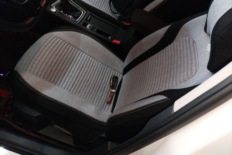 大众 高尔夫 2020款 挚爱版 200TSI DSG舒适型进取版中控内饰19