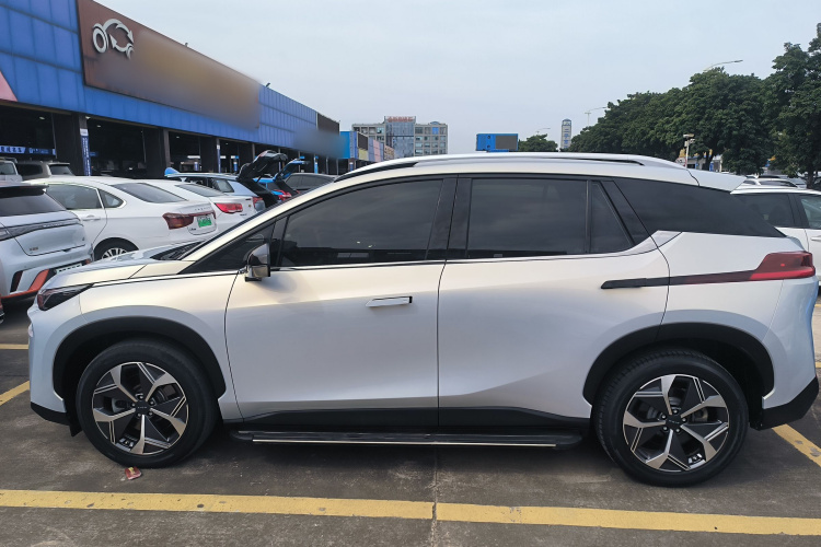 埃安 AION V 2021款 Plus 70 智领版 磷酸铁锂车身外观4