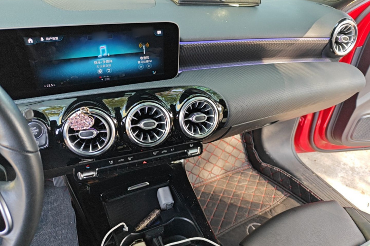 奔驰A级(进口) 2019款 A 200 动感型局部细节16