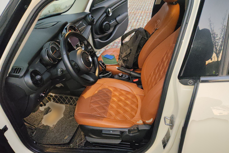 MINI 2022款 1.5T ONE 五门版PLUS中控内饰19