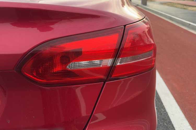 福特 福克斯 2017款 三厢 1.6L 自动风尚型智行版车身外观6008