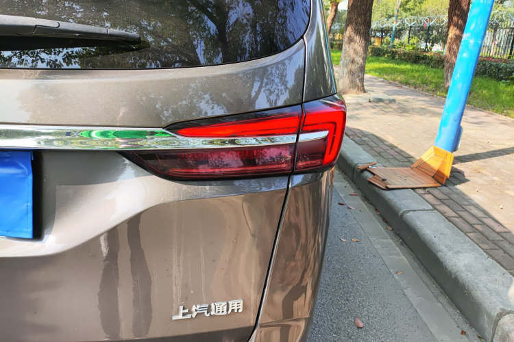 别克GL8 2020款 陆上公务舱 652T 豪华型车身外观9