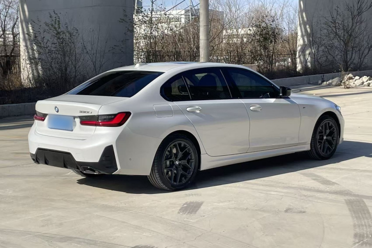 宝马3系 2025款 330Li M运动曜夜套装车身外观6010