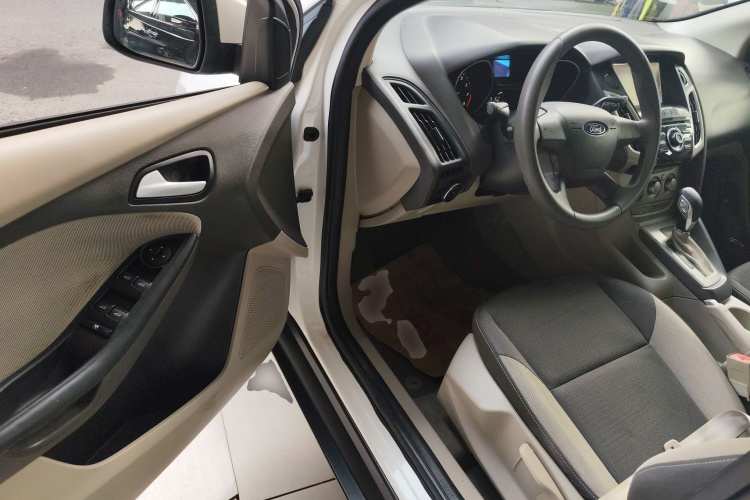 福特 福克斯 2012款 三厢 1.6L 自动舒适型中控内饰20