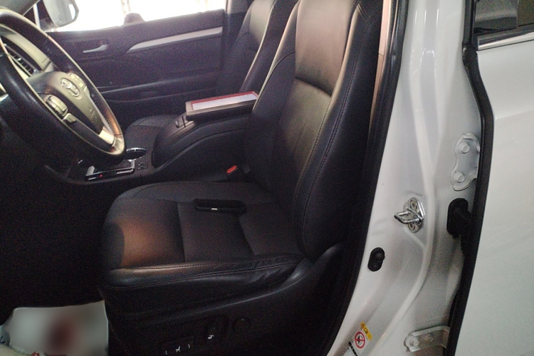 丰田 汉兰达 2018款 2.0T 四驱尊贵版 7座 国VI局部细节19