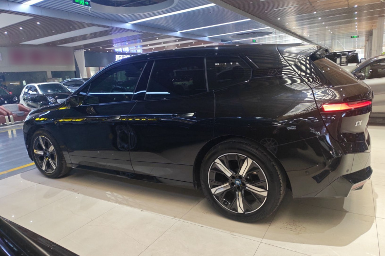 宝马iX 2023款 改款 xDrive40车身外观4