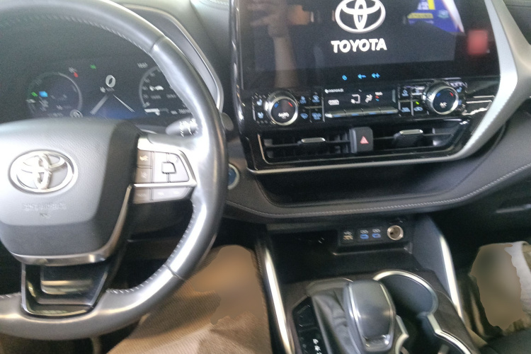 丰田 汉兰达 2022款 双擎 2.5L 四驱至尊版 7座中控内饰12