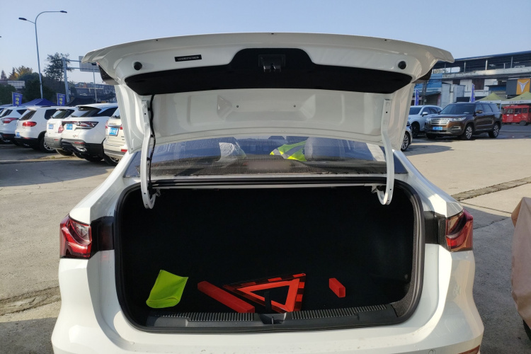 荣威i5 2026款 1.5L CVT豪华版机舱底盘23