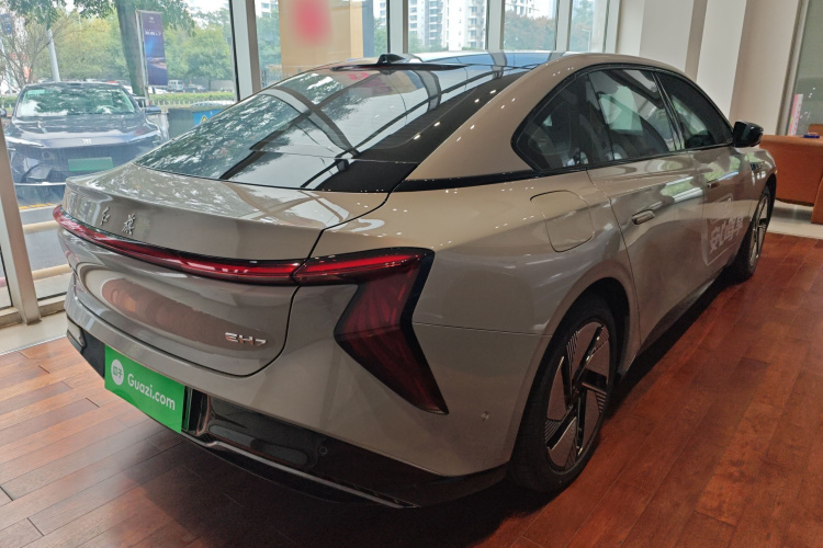 红旗EH7 2025款 640 四驱 智选版车身外观7