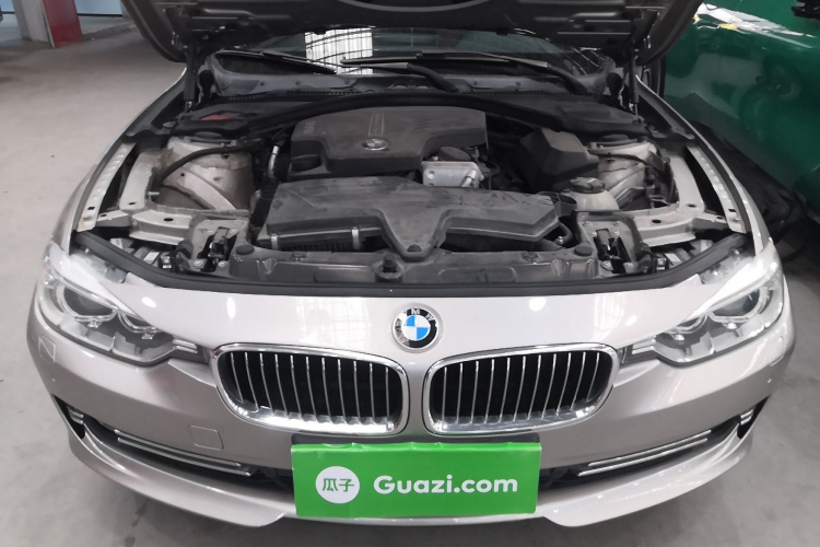 宝马3系 2014款 320Li 豪华设计套装机舱底盘24