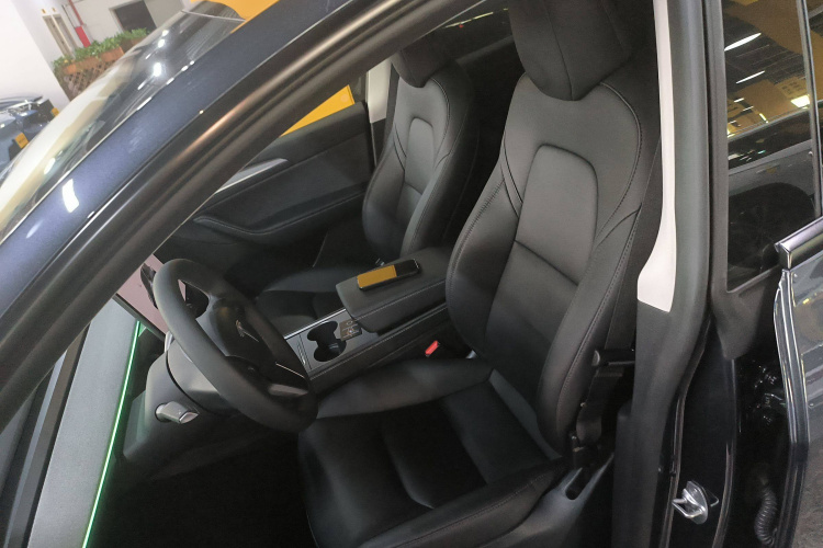特斯拉 Model Y 2024款 后轮驱动版中控内饰19