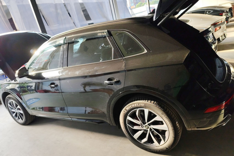 奥迪Q5L 2025款 40 TFSI 豪华动感型车身外观4