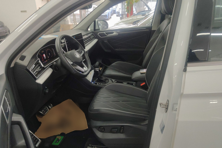 大众 途观L 2024款 出众款 330TSI 自动两驱R-Line龙耀版中控内饰19