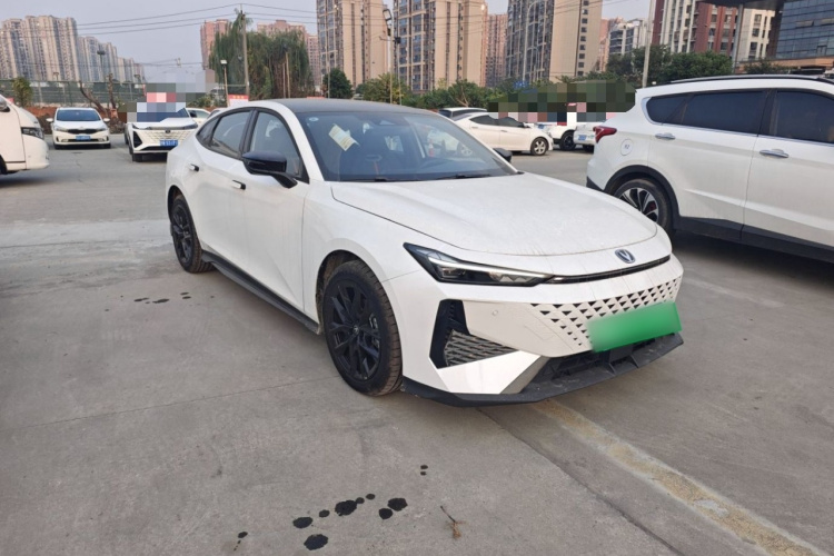 长安UNI-V 2024款 1.5T 尊贵型车身外观3