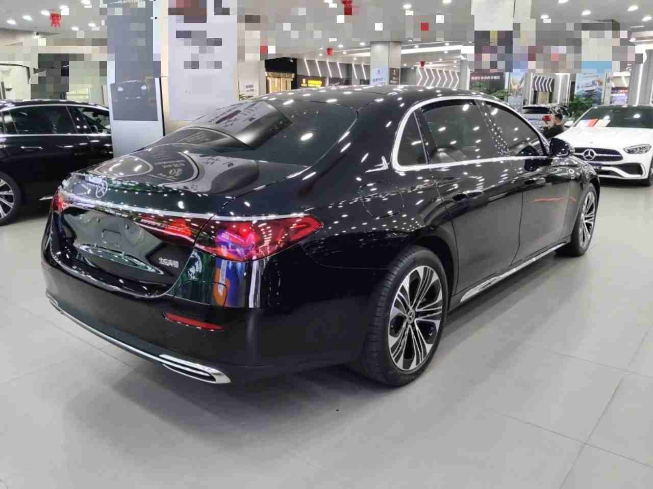 车辆右后45度外观展示