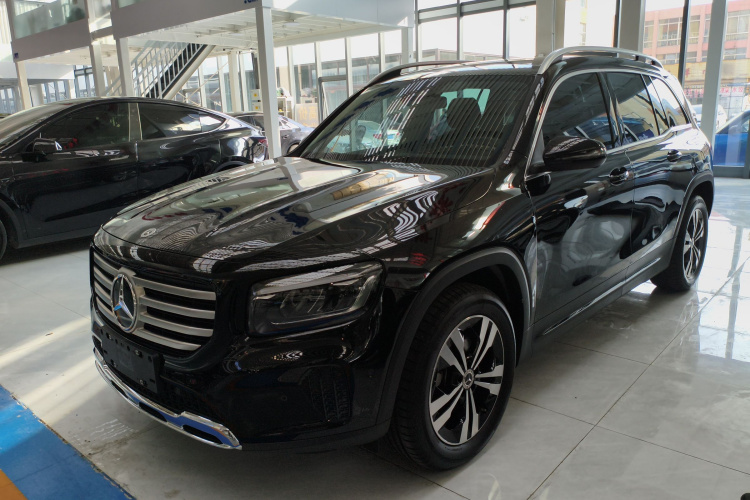 奔驰GLB 2024款 GLB 200 动感型车身外观1