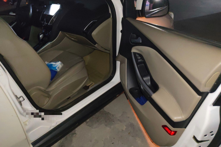 福特 福克斯 2015款 三厢 EcoBoost 180 自动旗舰型局部细节9005