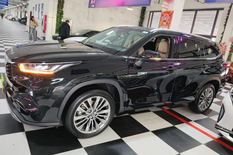 丰田 汉兰达 2022款 双擎 2.5L 四驱尊贵版 7座车身外观4