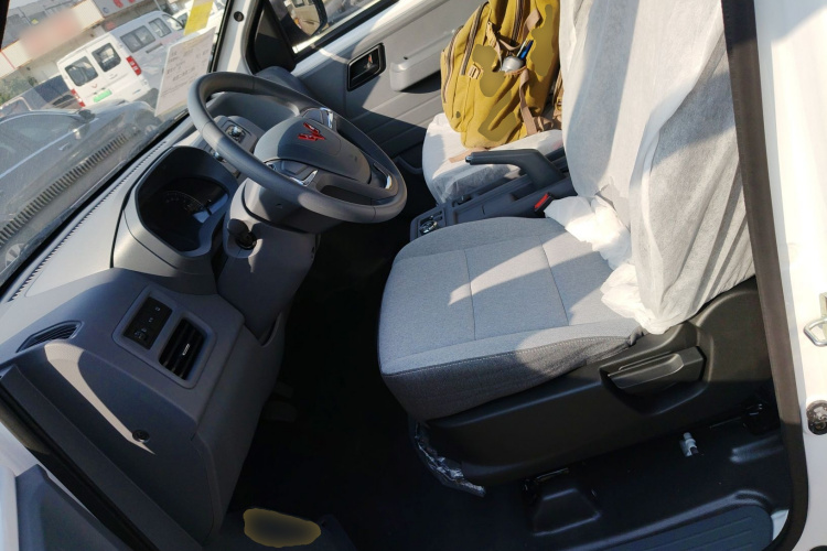 五菱汽车 五菱扬光 2025款 400km 客车版舒适型中控内饰19