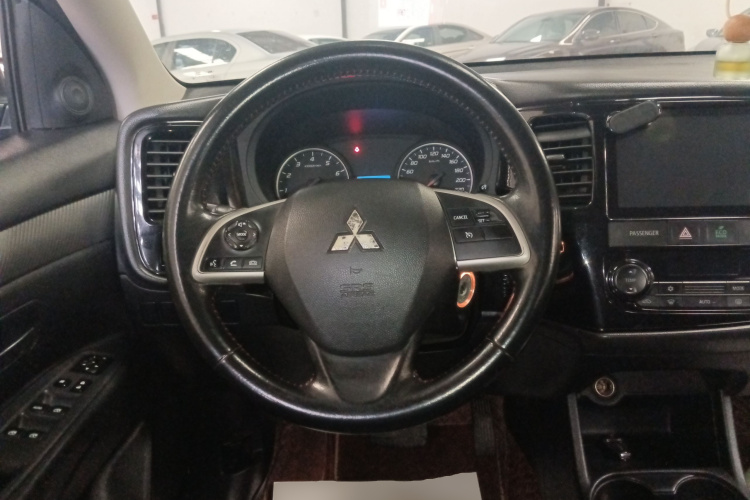 三菱 欧蓝德 2016款 2.0L 两驱风尚版 5座中控内饰13