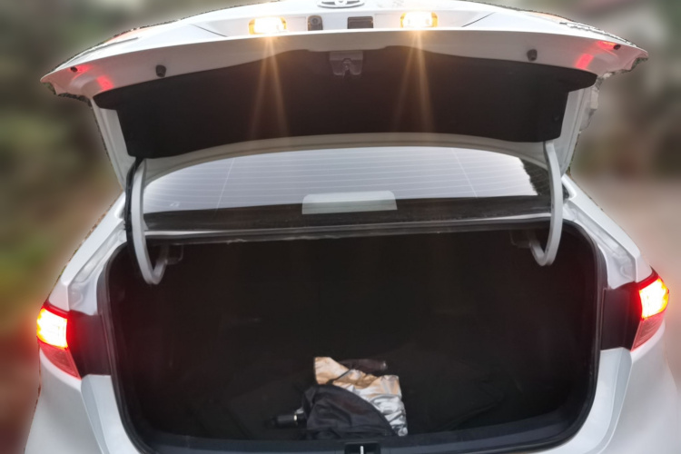 丰田 雷凌 2022款 双擎 1.8H E-CVT运动版中控内饰23