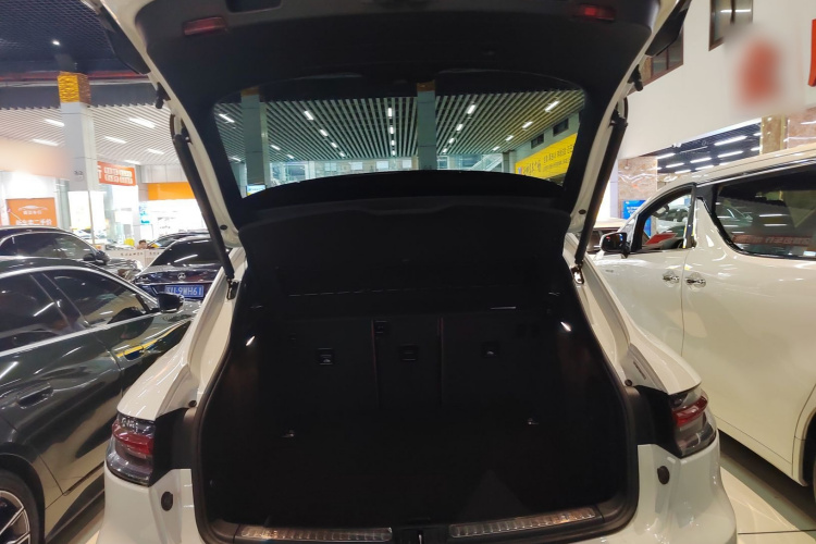 保时捷 2018款 Macan 2.0T机舱底盘23