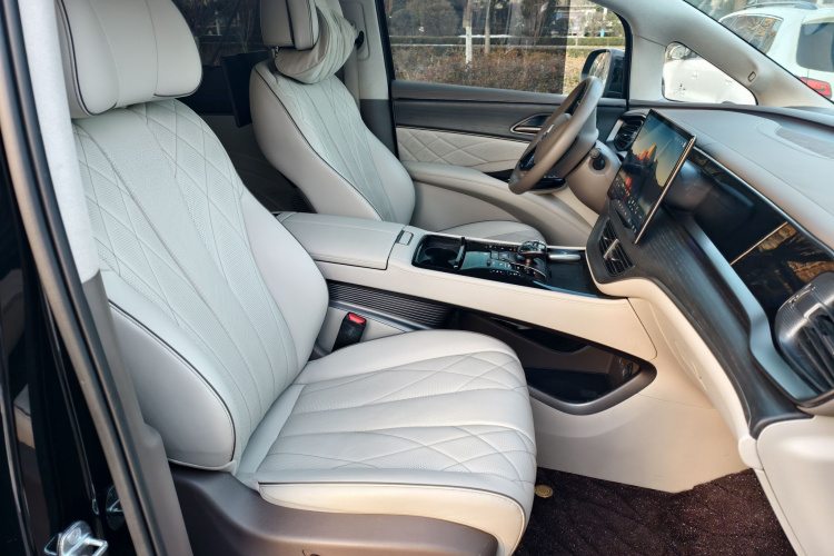 腾势D9 2022款 DM-i 970 四驱旗舰型局部细节41