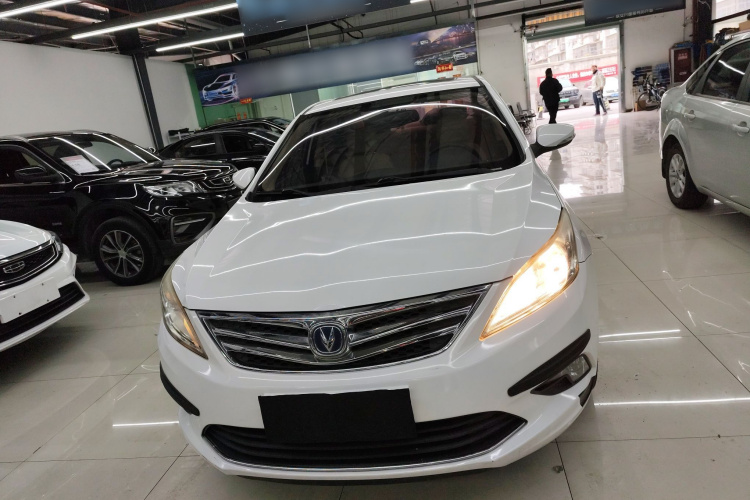 长安 逸动 2015款 1.6L 自动豪华型车身外观2