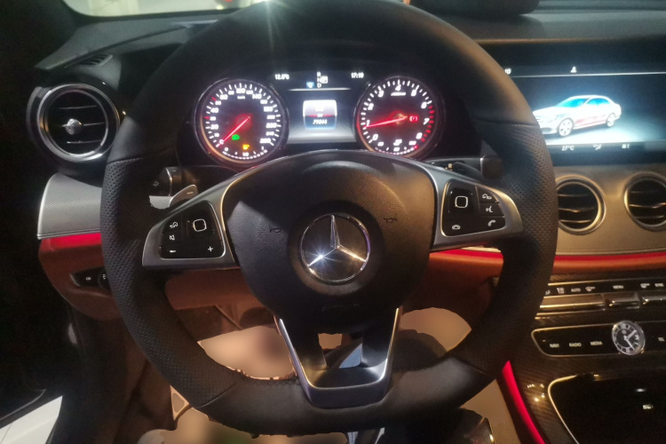 奔驰E级 2017款 E 300 运动型局部细节13