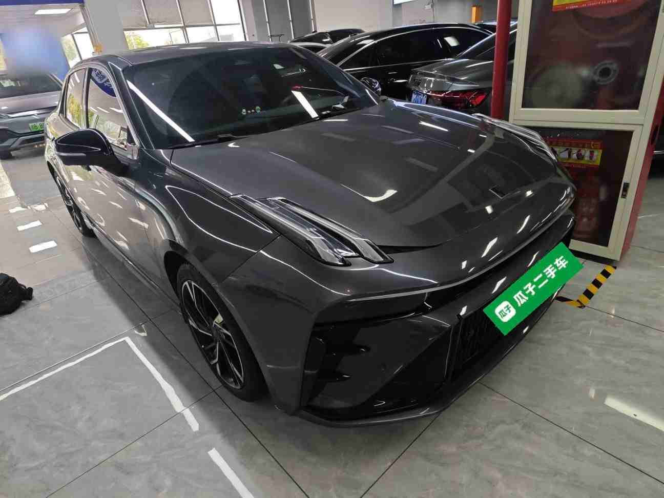 车辆右前45度视角，展示运动前脸和车身线条