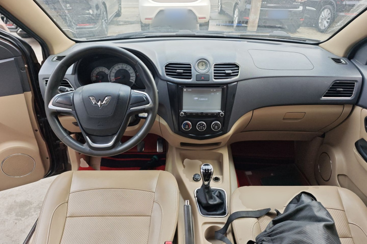 五菱汽车 五菱宏光 2013款 1.2L S舒适型国IV中控内饰12